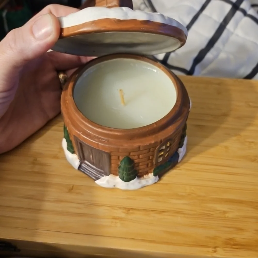Vintage christmas candle, round cabin‎